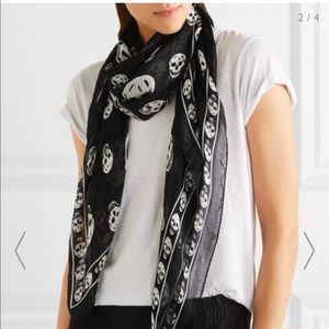 Black scarf in with white skulls 💀